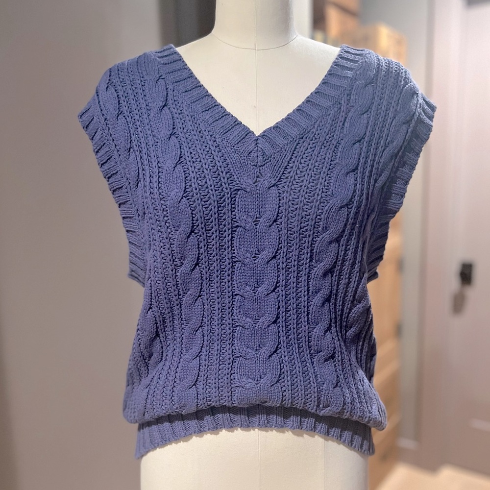 American Eagle V neck cable knit sweater vest NWOT